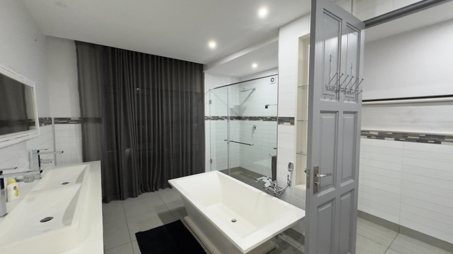 5 Bedroom Property for Sale in Wonderwater Free State